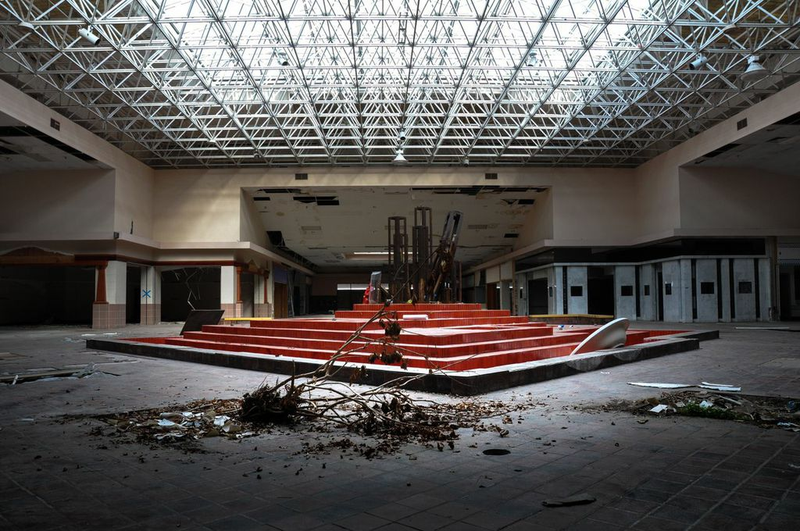 Illustration for article titled This Abandoned Wasteland Was Once America's Largest Mall